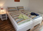 Schlafzimmer mit zwei Einzelbetten