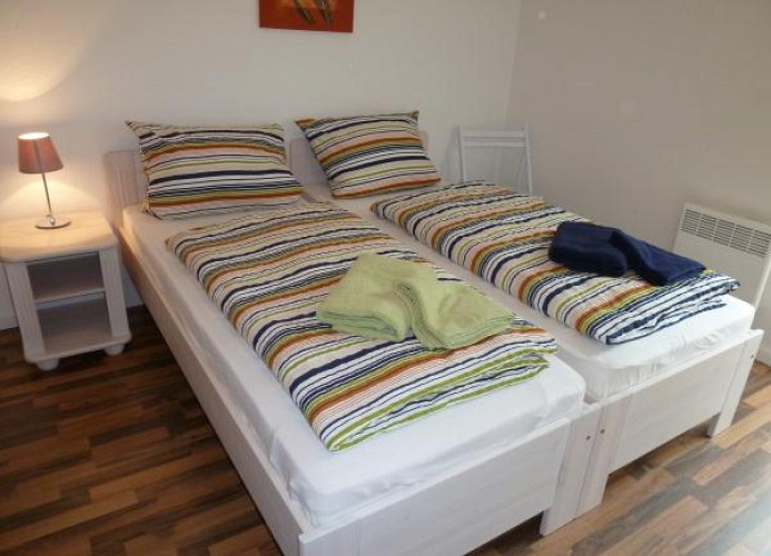 Schlafzimmer mit zwei Einzelbetten