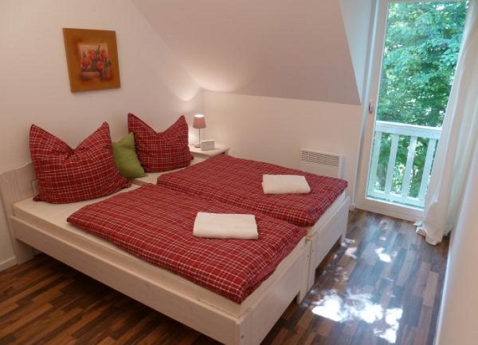 Schlafzimmer mit zwei Einzelbetten