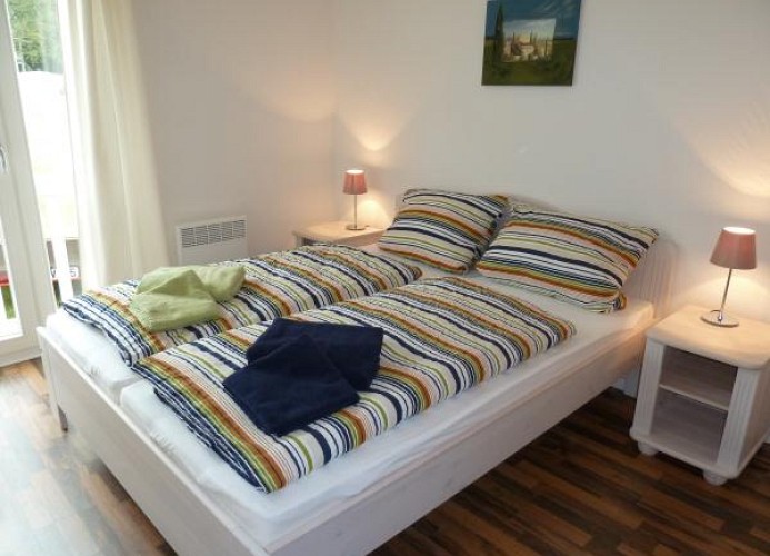 Schlafzimmer mit Doppelbett