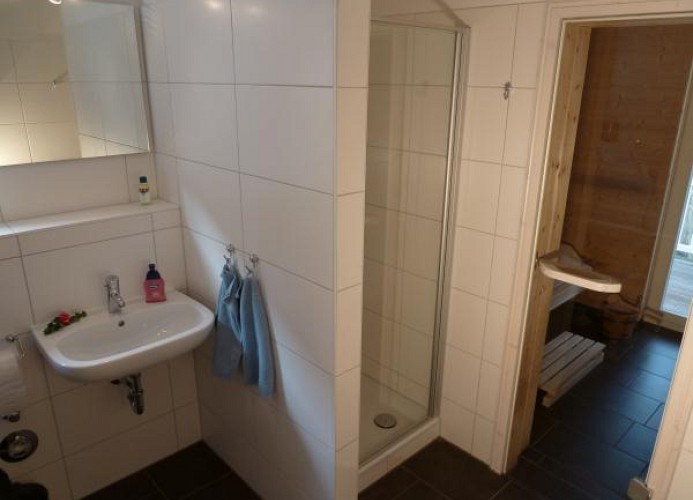 Bad mit Sauna und Whirlwanne